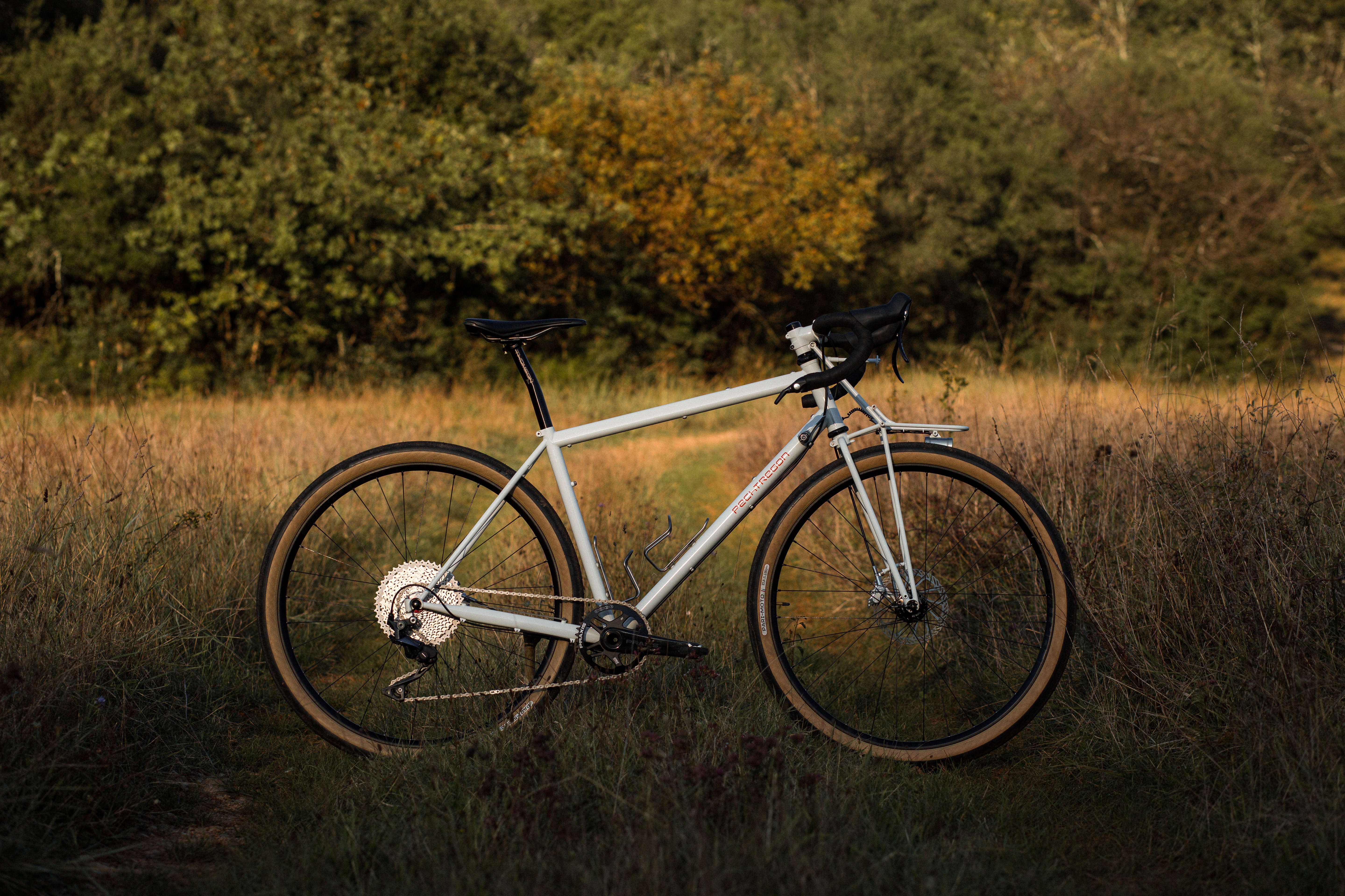 PechTregon-velo-GravelTour-blanc-par-AubinBERTHE-Bidaia-5